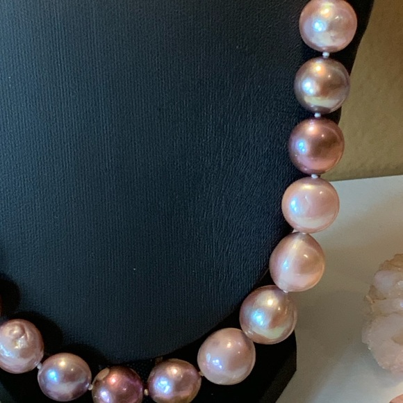 🌷NWT silk knotted strand of large lilac pearls - Picture 5 of 8